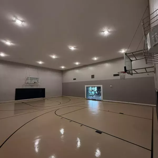 A previously flooded hardwood basketball court turned into a low maintenance renovated epoxy floor system. ✅