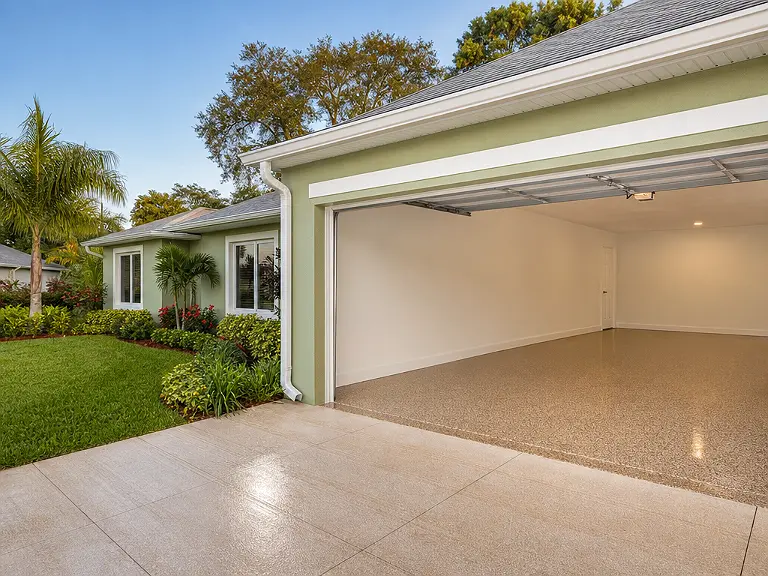 Decorative flake garage floor shown on the Oneco service page.